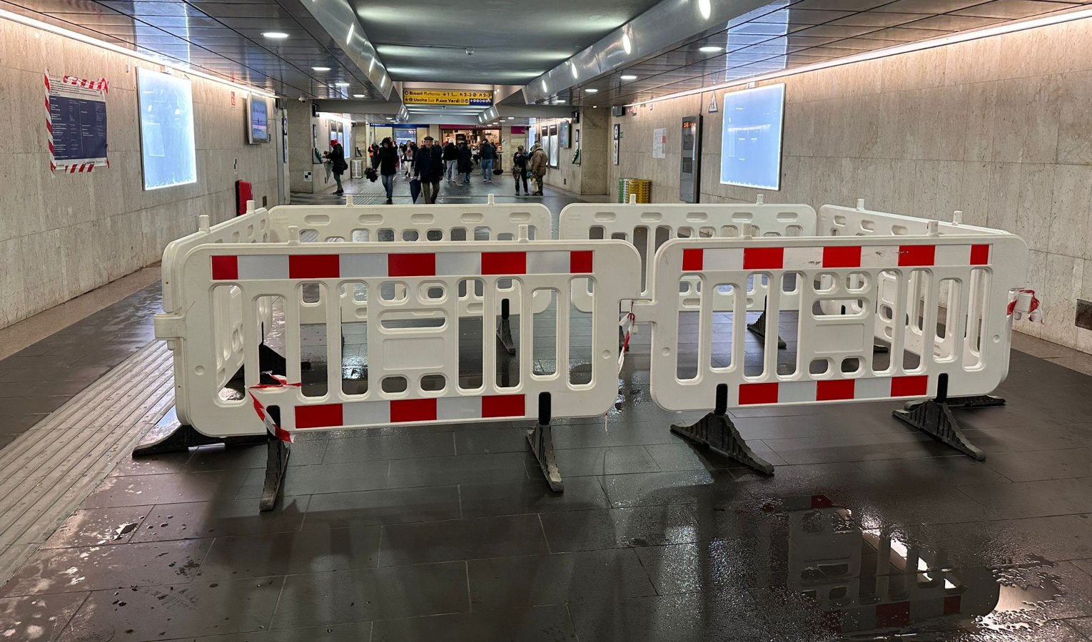 Piove a Genova e anche dentro la stazione di Brignole 