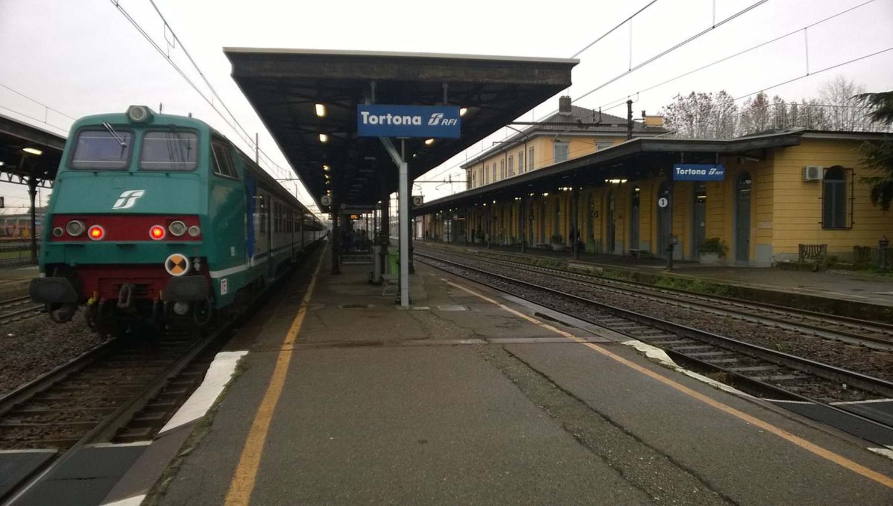 Omicidio in stazione a Tortona, ucciso un 19enne