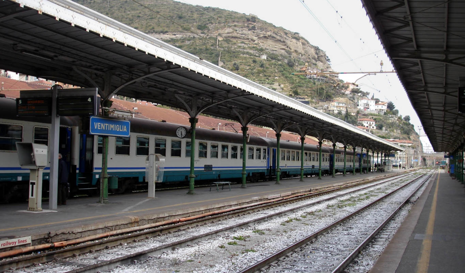 Ventimiglia, uomo investito sui binari: è grave. Ripartono i treni per la Francia