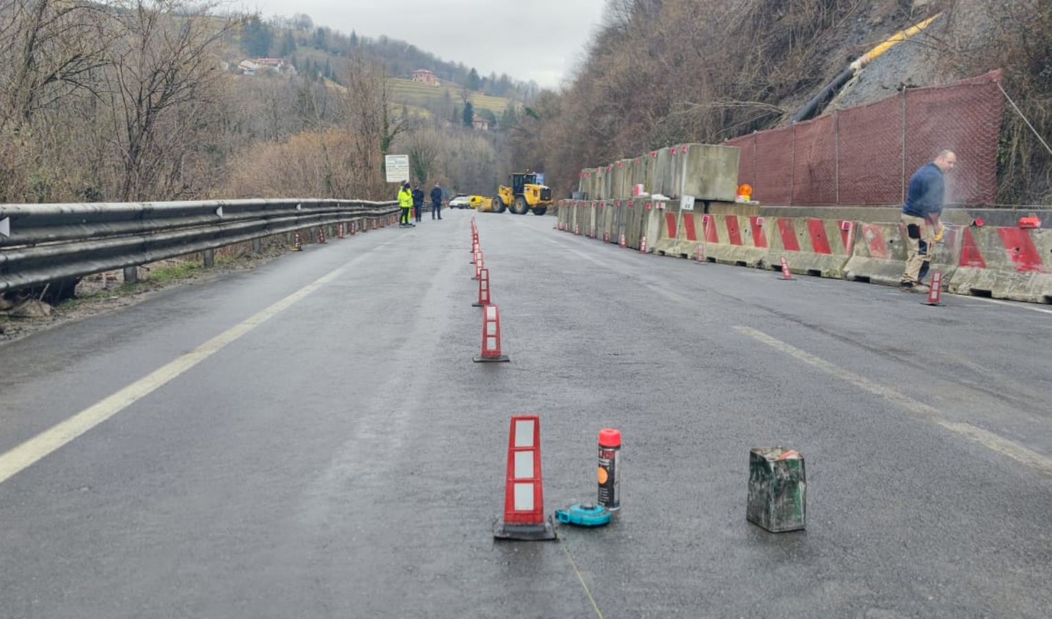 Strada con birilli al centro