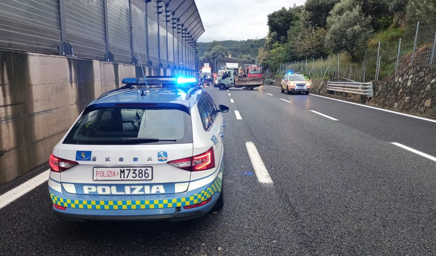 Un'auto della polizia in autostrada