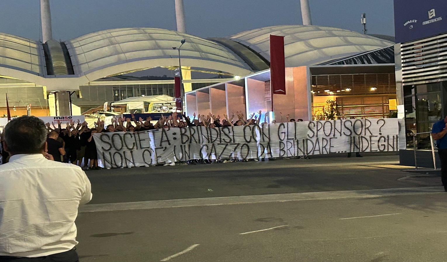 Sampdoria, contestazione dei tifosi al Salone Nautico