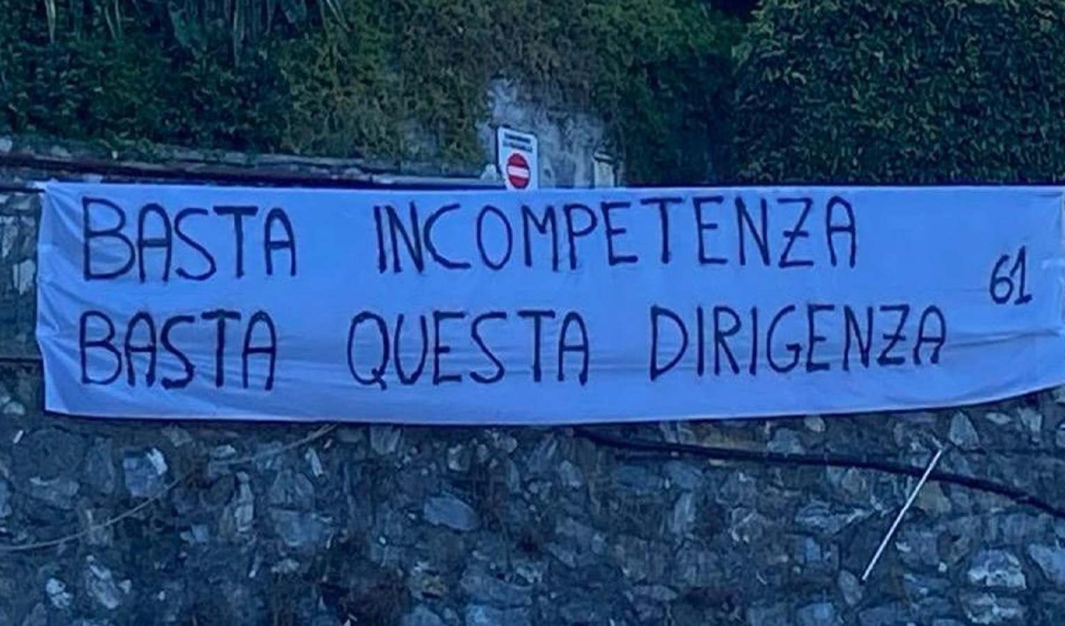 Sampdoria, striscioni e adesivi di contestazione a Bogliasco