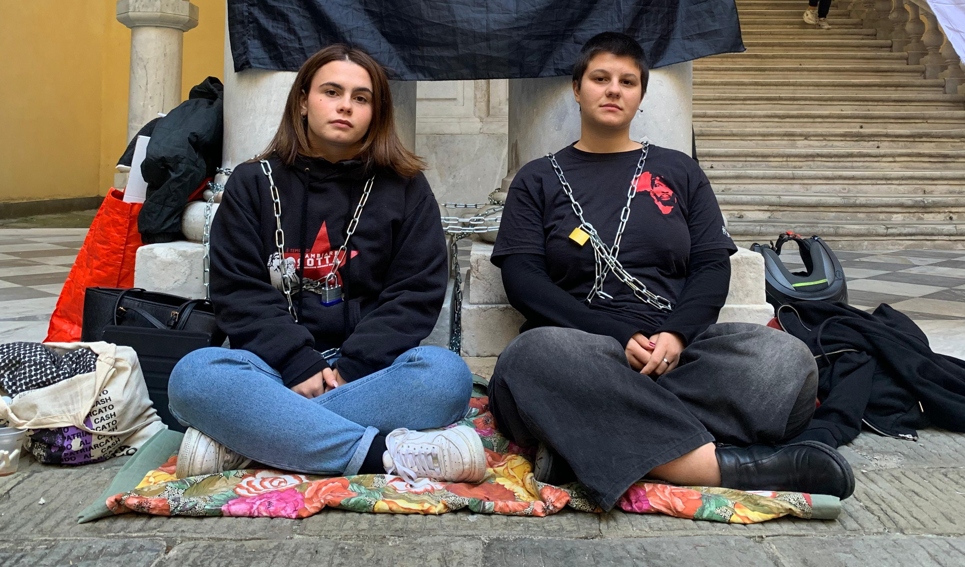 Studentesse si incatenano per un centro antiviolenza in Unige, l'ateneo: 