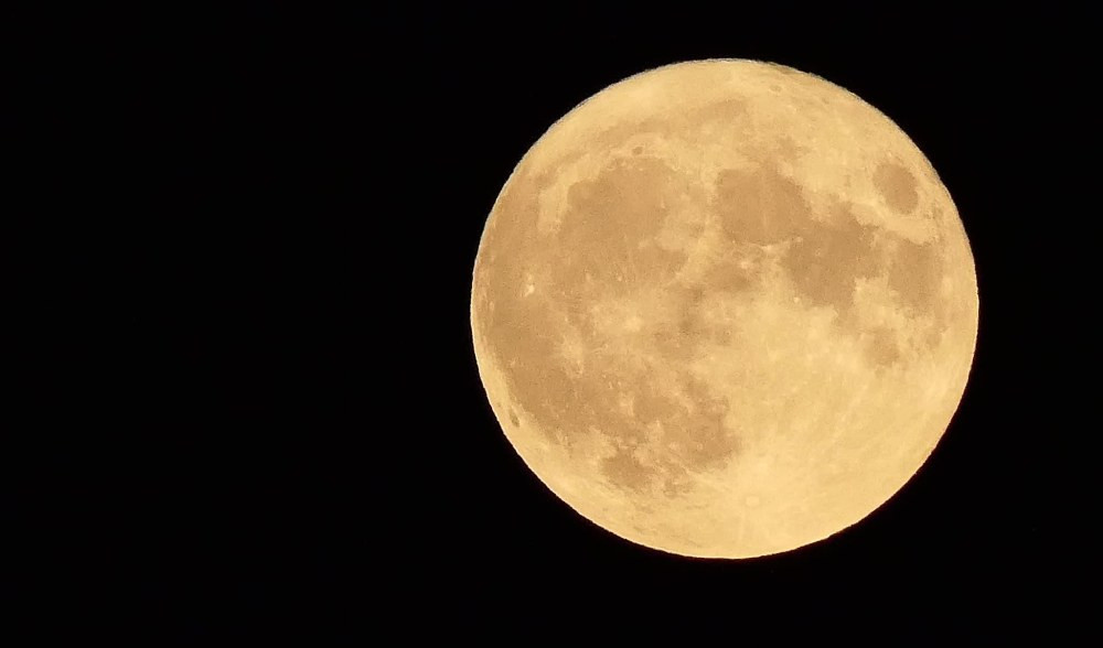 Superluna piena di novembre e sciame di stelle cadenti: ecco quando vederle