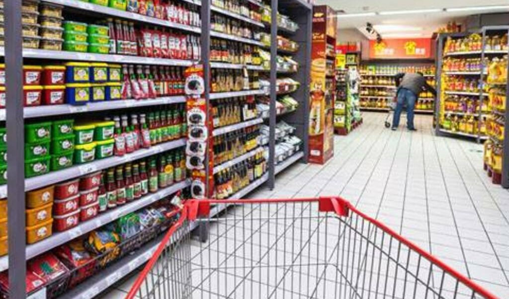 Genova, rapina supermercato e minaccia i dipendenti: arrestato