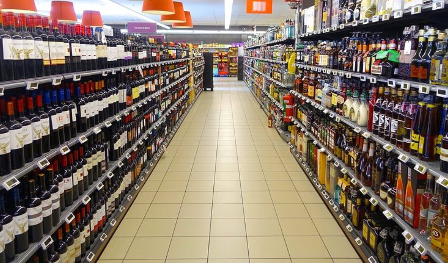 Nuove regole anti alcol a Genova, stop alla vendita nei supermercati dopo le 21 