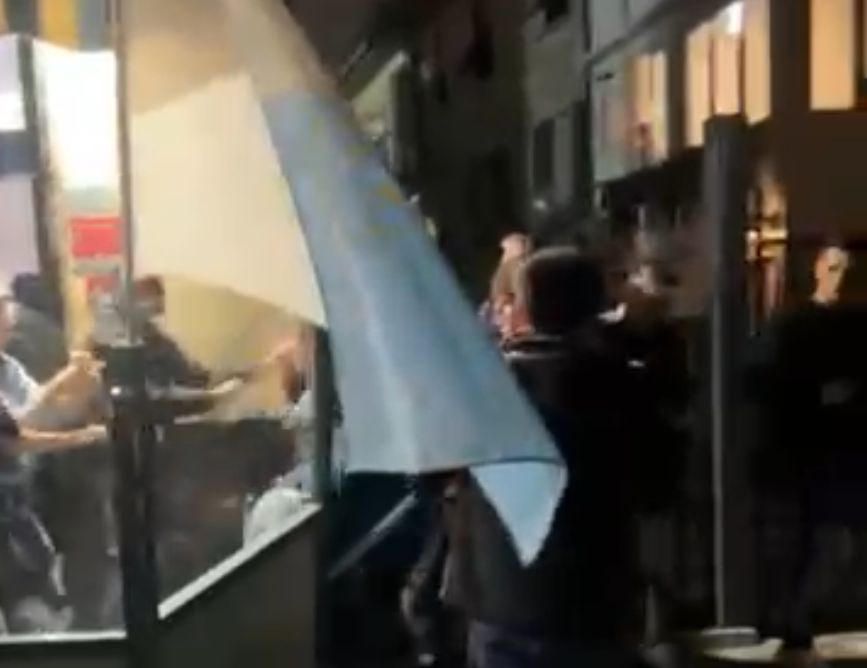 Tafferugli a Chiavari dopo il derby Entella-Sampdoria: tifosi blucerchiati danneggiano club