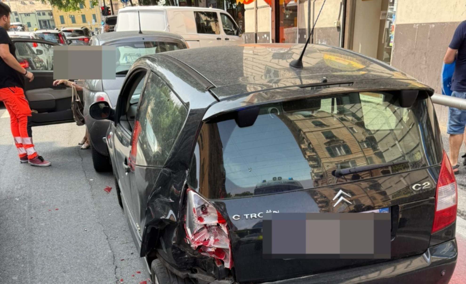 Tamponamento a catena per uno stop, incolume il pedone