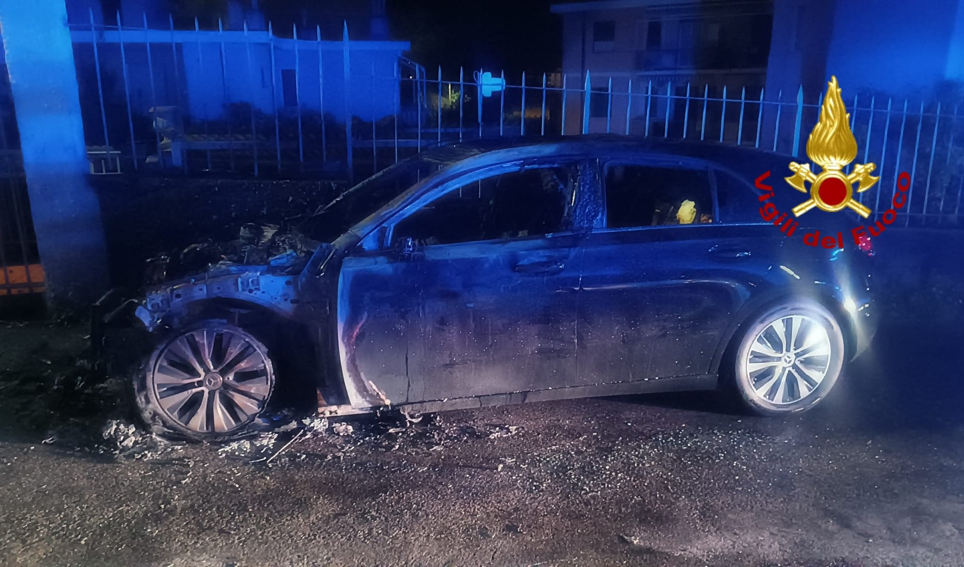 Auto brucia nella notte in via Tanini, in Albaro fumo per un pentolino sul fuoco