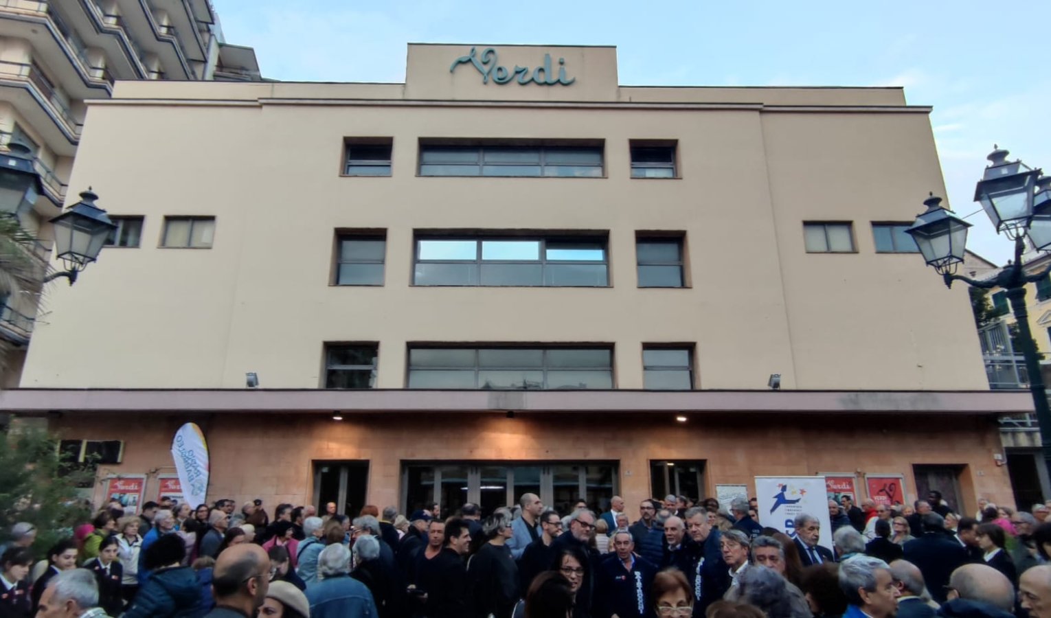 Il teatro Verdi abbraccia Genova