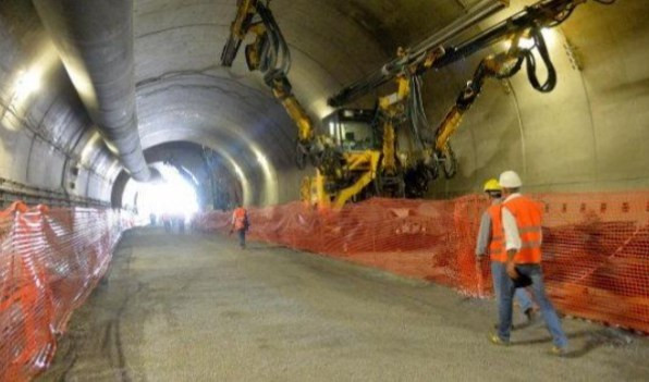 Un tunnel e due operai 