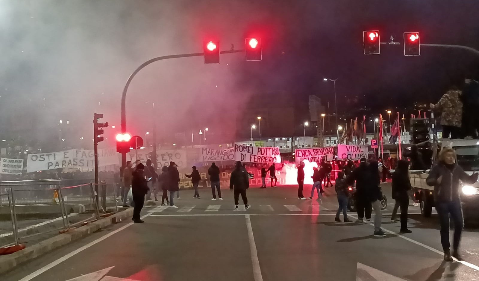Sampdoria, tifosi in piazza contro Massimo Ferrero
