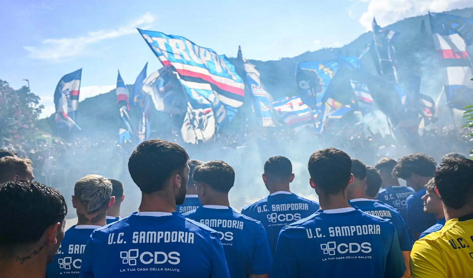 Bandiere, tifosi e calciatori della Sampdoria