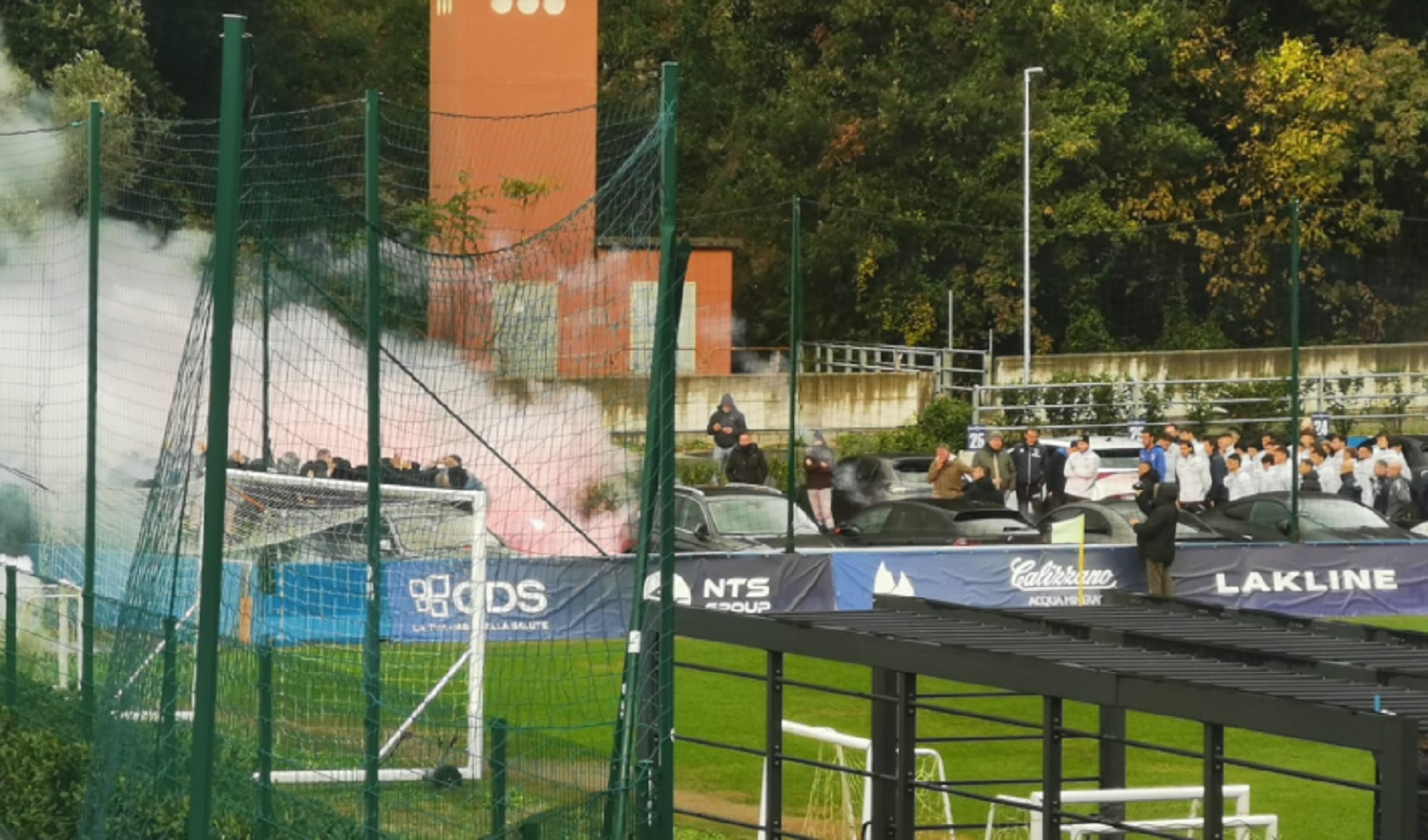 I tifosi della Sampdoria a Bogliasco, cori e fumogeni: