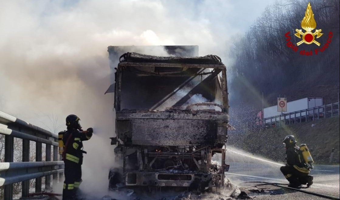 Camion in fiamme sulla Aurelia bis, intervengono i vigili del fuoco