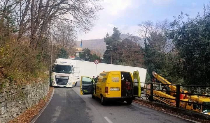 Genova, Ancora Un Tir Incastrato Sulle Alture - Primocanale.it - Le ...