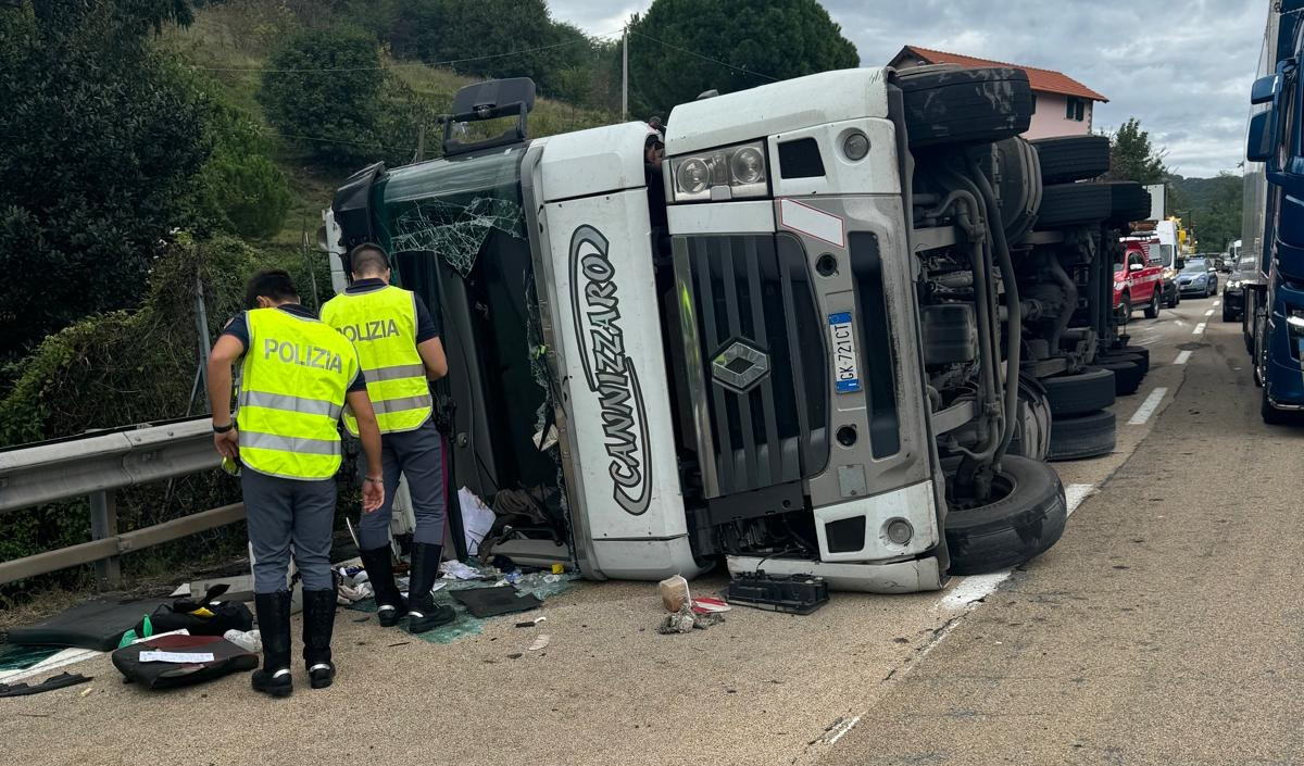 Tir si ribalta sulla autostrada A7: autista grave al San Martino