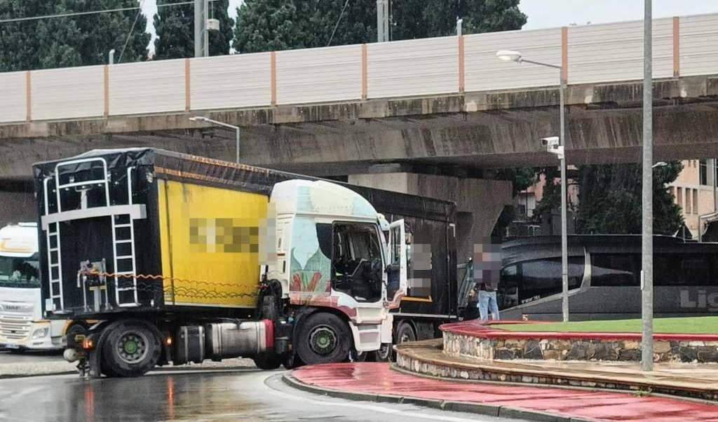 Imperia, tir di traverso blocca il traffico in zona Castelvecchio