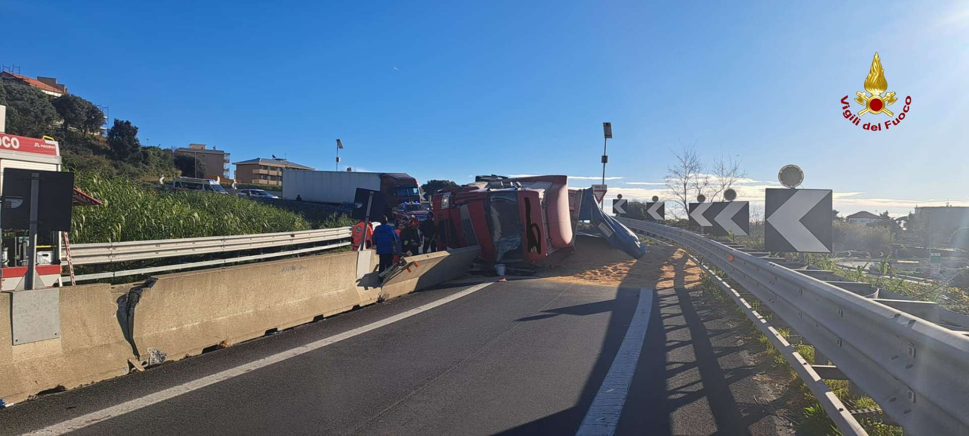 A10, camion si ribalta e perde soia: in tilt lo svincolo per la A6