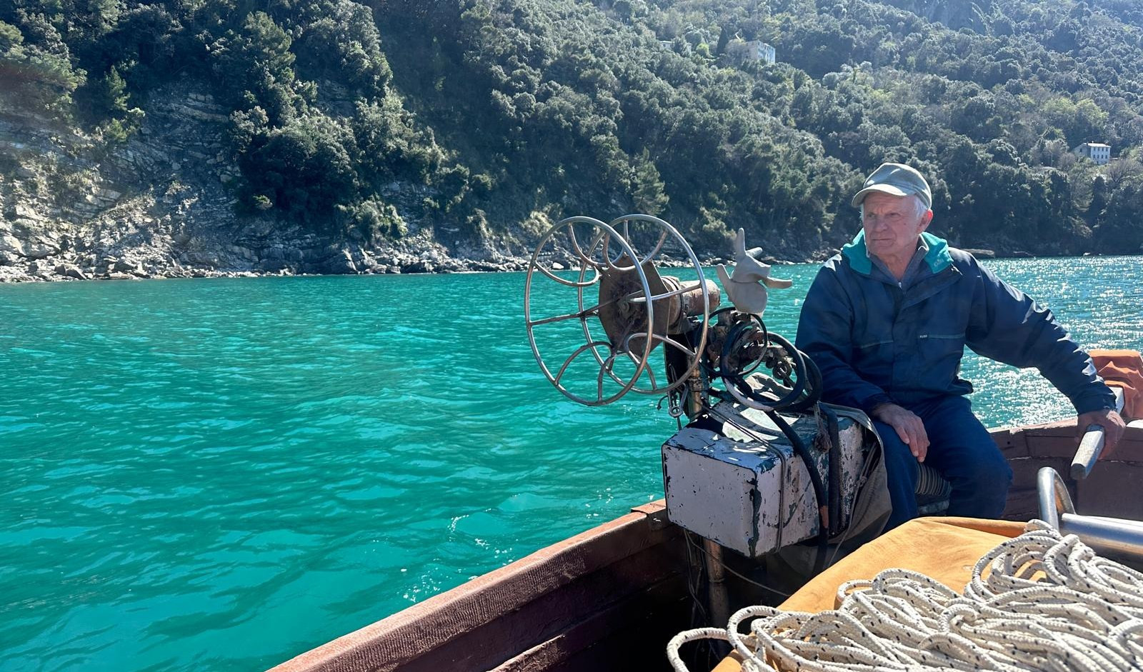 Un uomo in barca nel mare