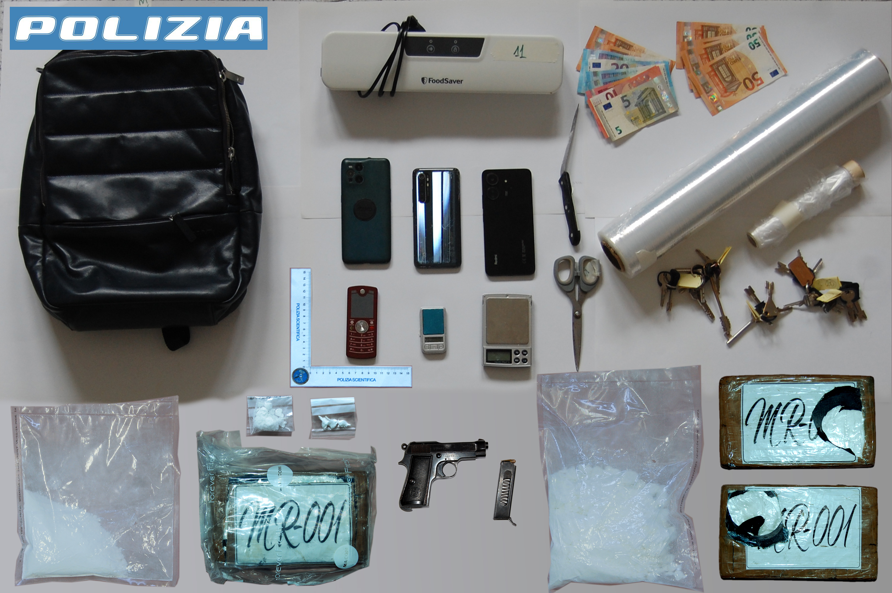 In casa una pistola e quasi 5 chili di cocaina: arrestato un barista