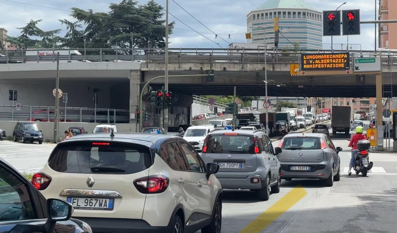 Genova, presidi ai varchi portuali e il traffico va in tilt