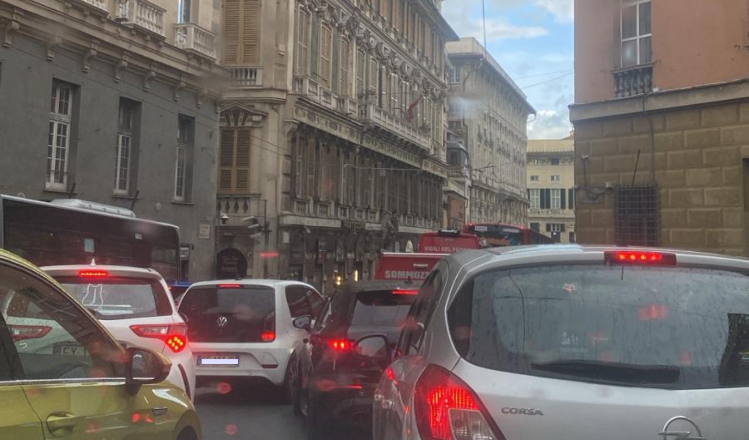 Sopraelevata chiusa per tutta la mattina, lunghe code tra Genova Ovest e via Gramsci