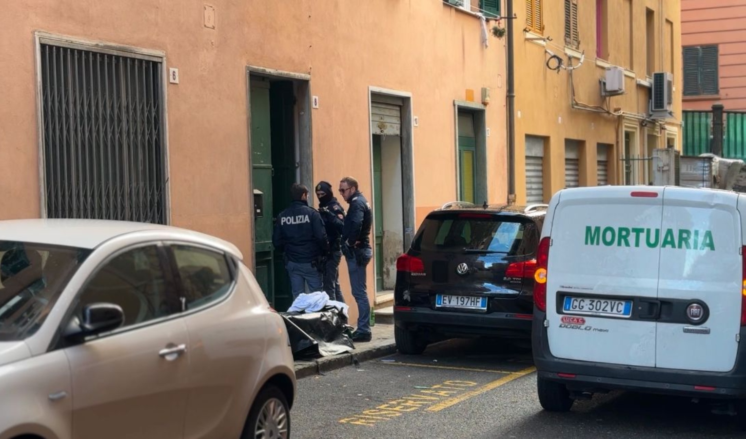 Tragedia a Genova, due sorelle cadono dal quarto piano: una morta, l'altra è grave