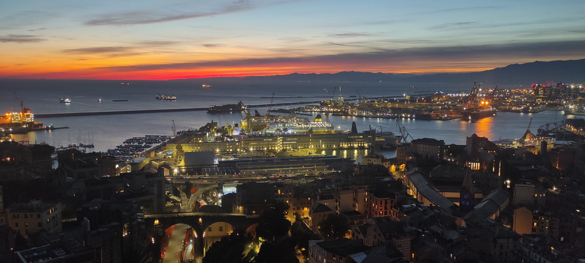 Lo spettacolare tramonto su Genova da Terrazza Colombo: il video
