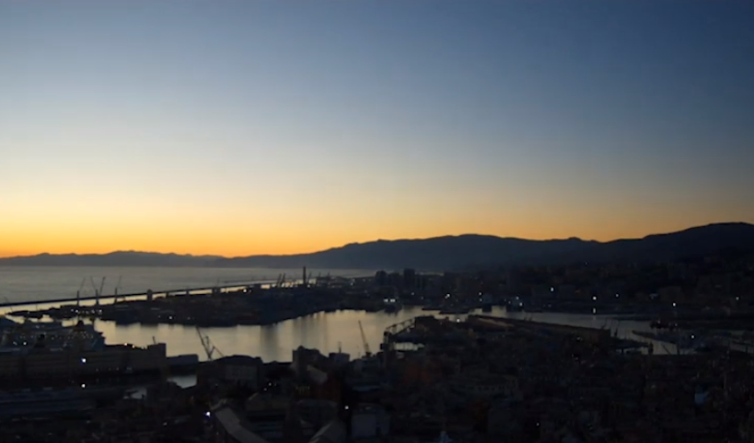 Lo spettacolo del tramonto di Genova da Terrazza Colombo