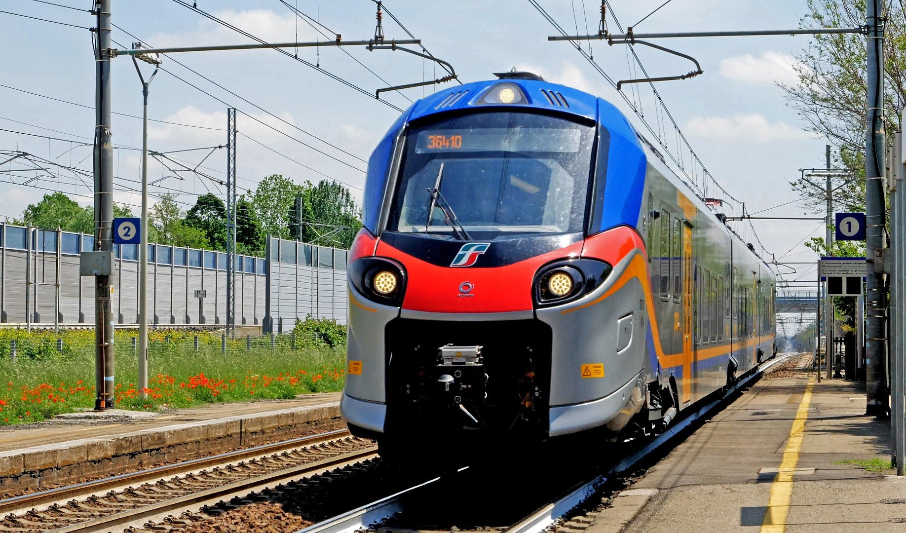 Un treno colorato in avvicinamento sui binari