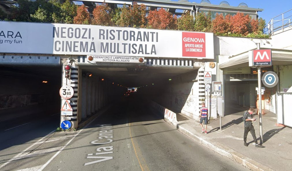 Genova, ancora un Tir che danneggia il tetto del tunnel di via Canevari