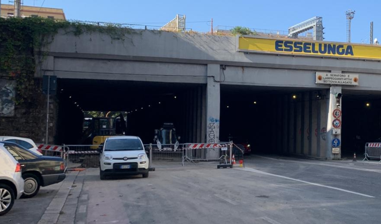 Tubo esploso a Genova, tunnel ancora chiuso lato Levante