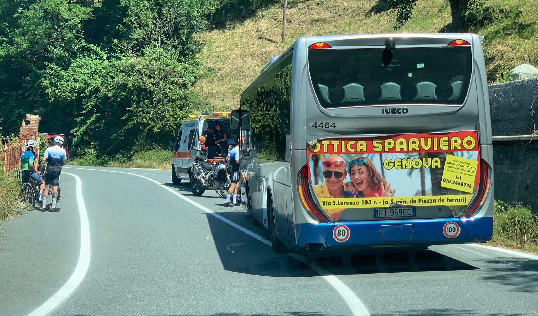 Ciclista sfonda il parabrezza di una corriera sul Turchino