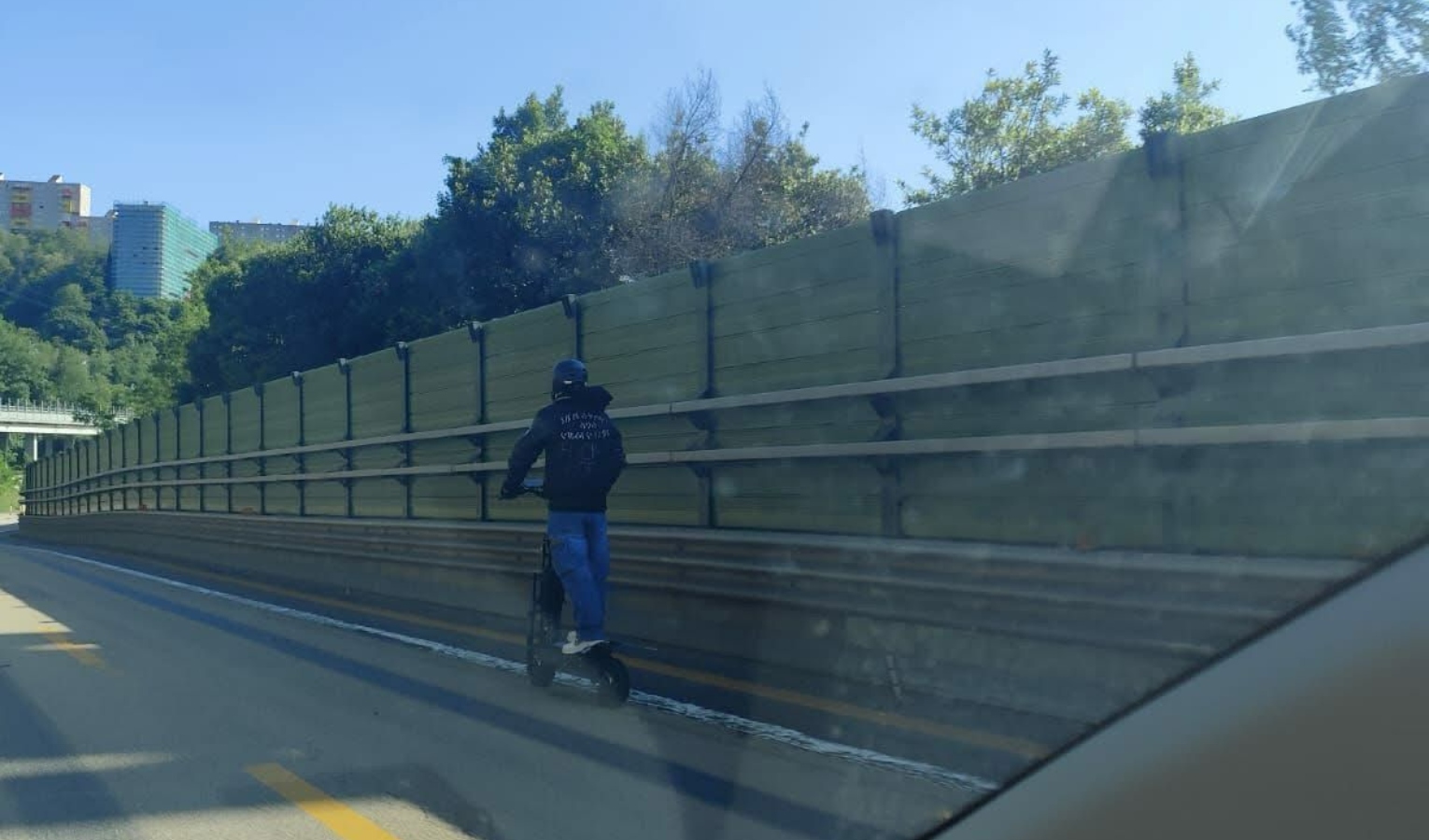 Follia a Genova, in monopattino in autostrada: il video