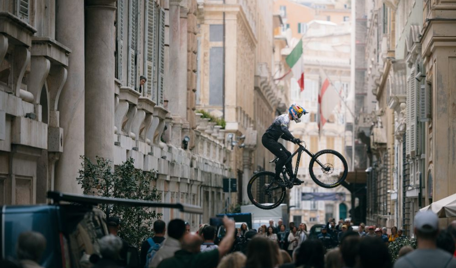 A Genova la gara più estrema al mondo di urban downhill