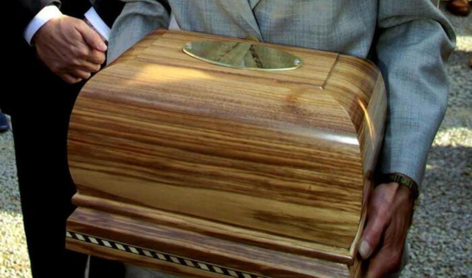 Gli rubano in macchina l'urna con le ceneri dello zio, l'appello: