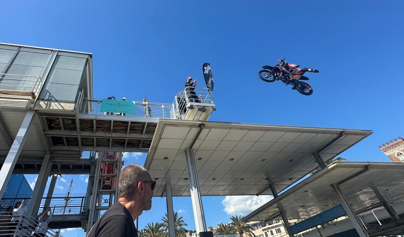 Il volo di Vanni, il centauro volante, che strappa un sorriso ai bimbi più sfortunati