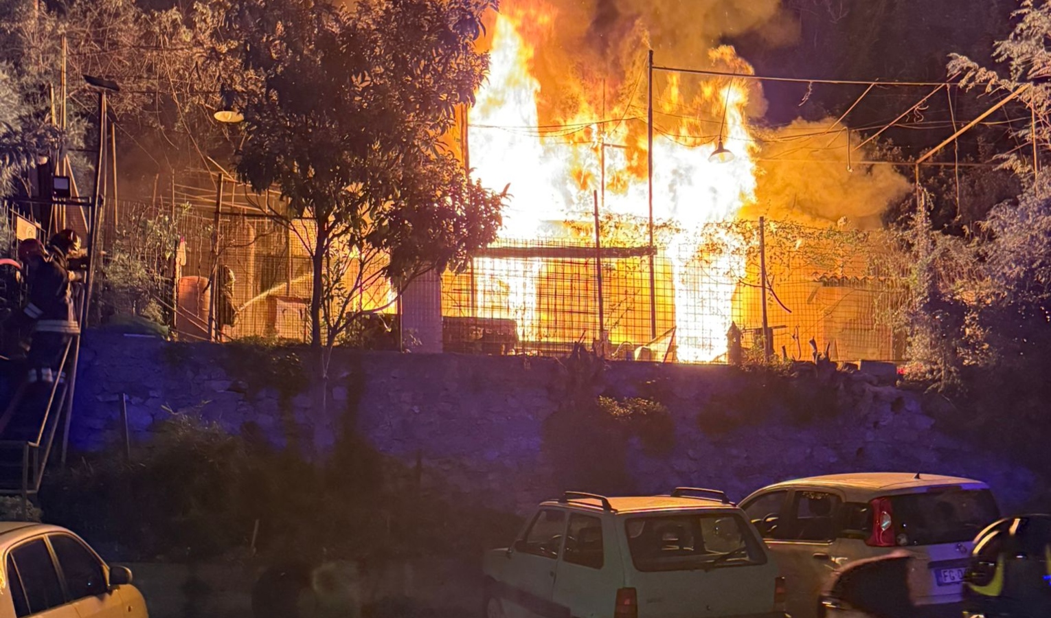 Incendio distrugge un circolo di via Berghini, lungo lavoro dei vigili del fuoco