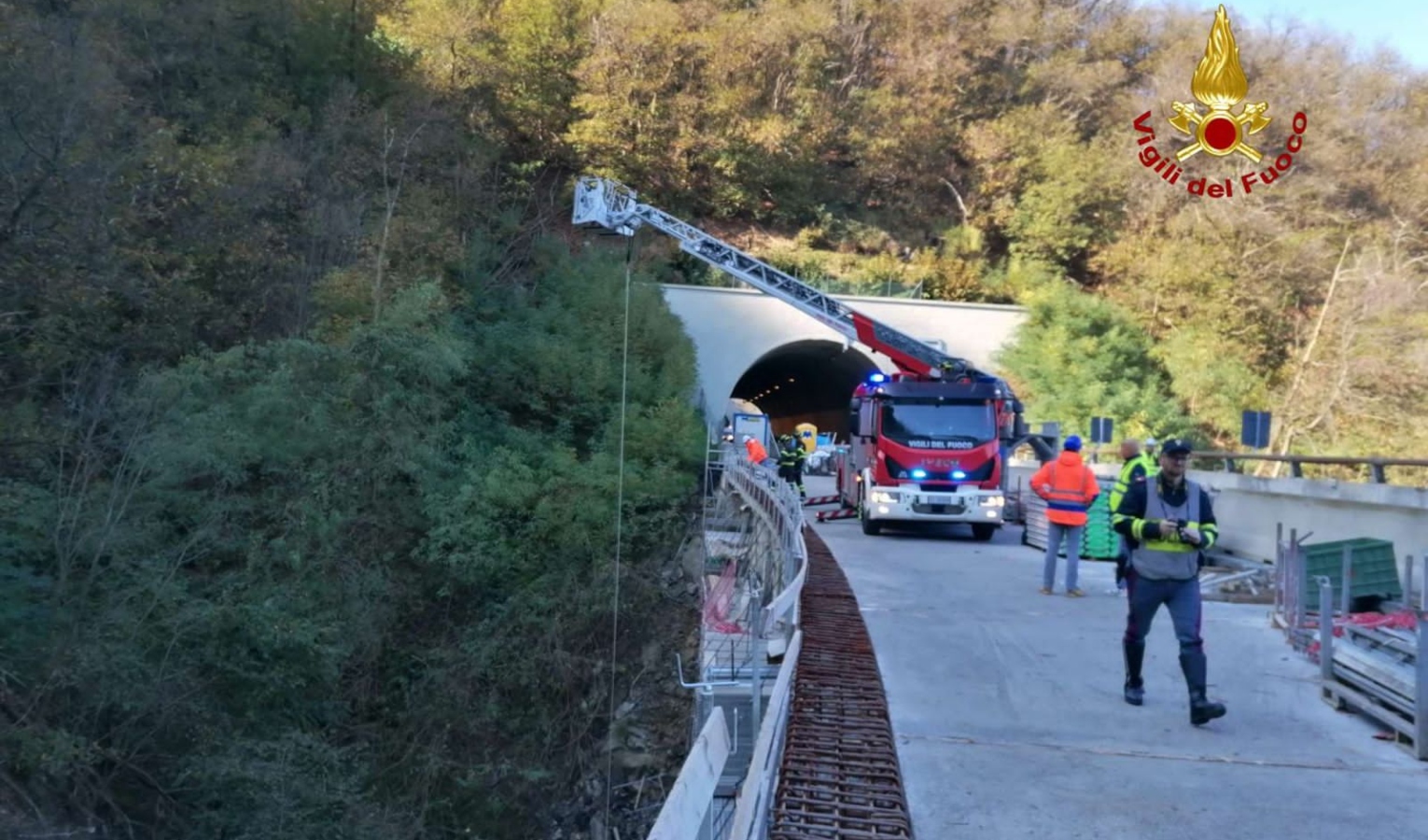 Tragedia in autostrada, operaio di 29 anni cade da viadotto e muore