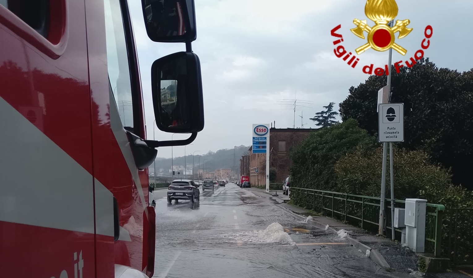 Un mezzo dei vigili del fuoco e una strada allagata