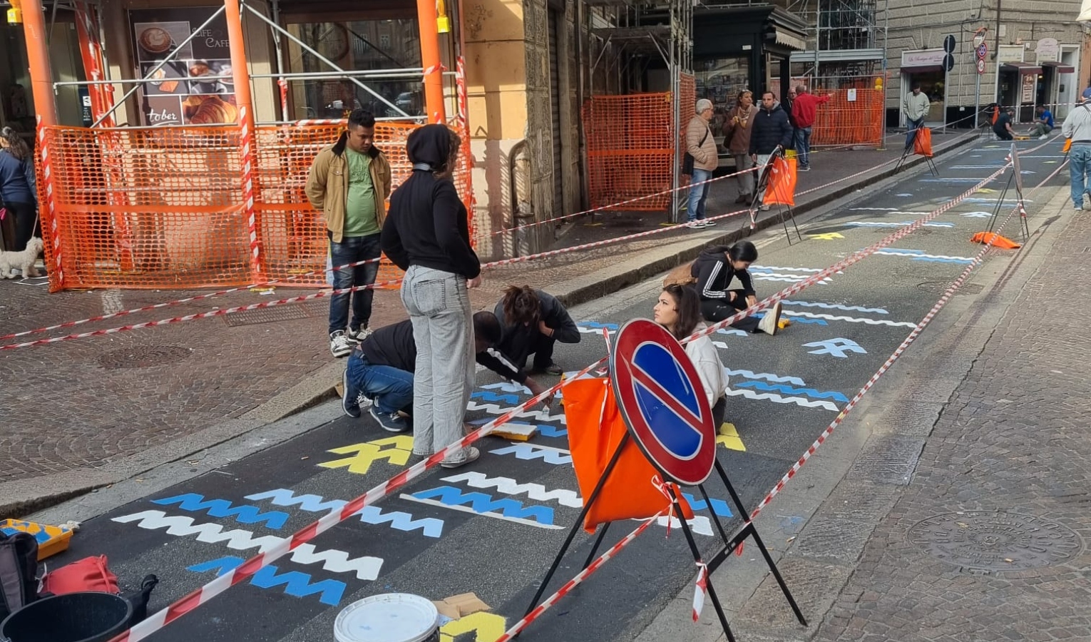 È partita la sperimentazione: nel tratto pedonale di via Rolando arrivano murales e sdraio