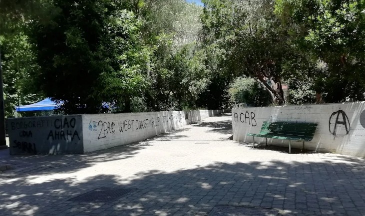 Rifiuta una sigaretta al branco, ragazzo aggredito nei giardini di Borgoratti