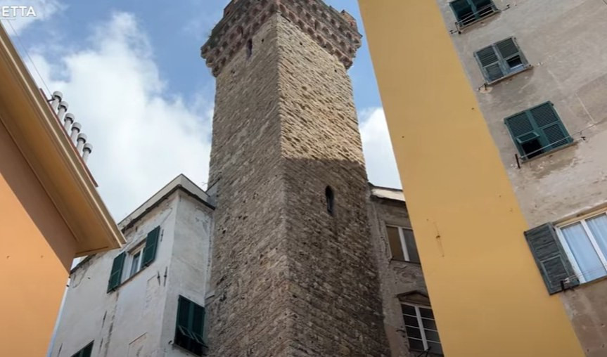 Piazzette, portali e chiese del centro storico di Genova in