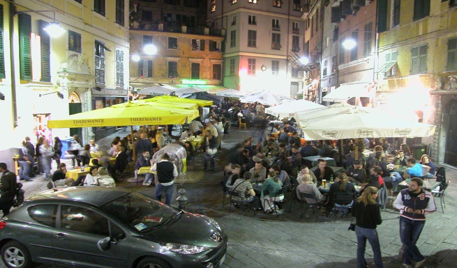 Persone in una piazza