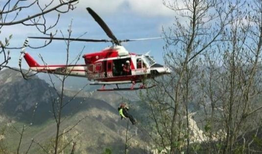 Un elicottero in azione nei boschi della Liguria