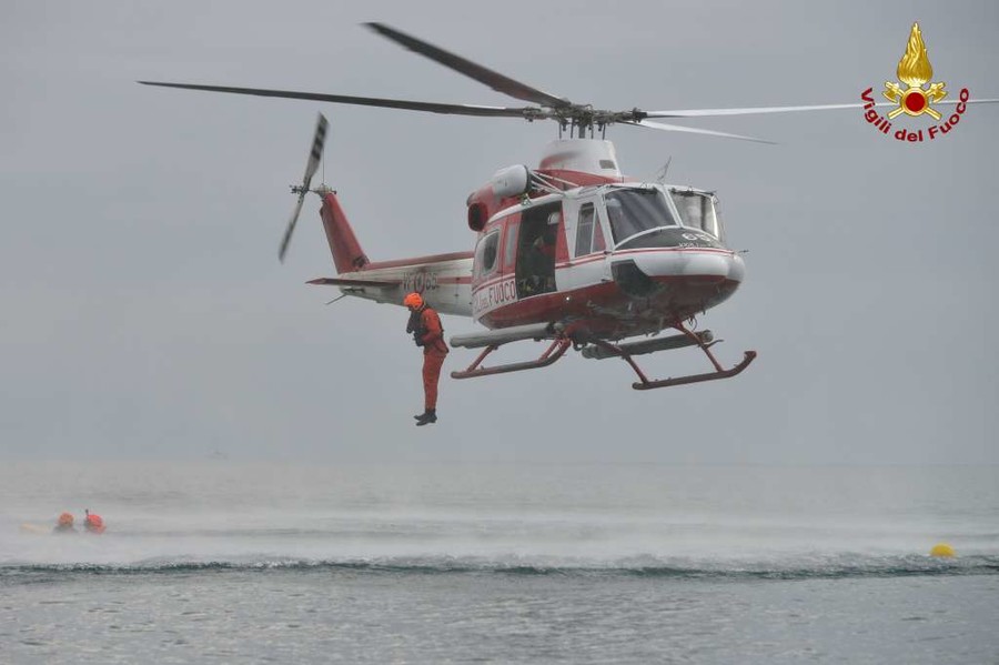 Un elicottero bianco e rosso in volo