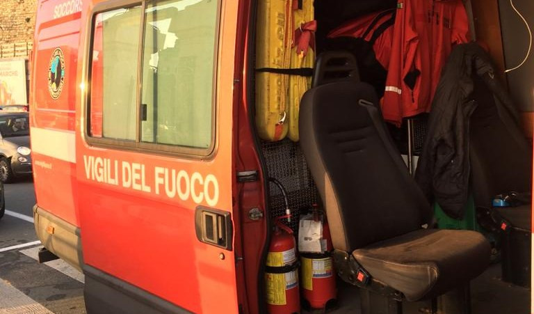 Genova, incendio in uno stabilimento balneare: 3 evacuati 