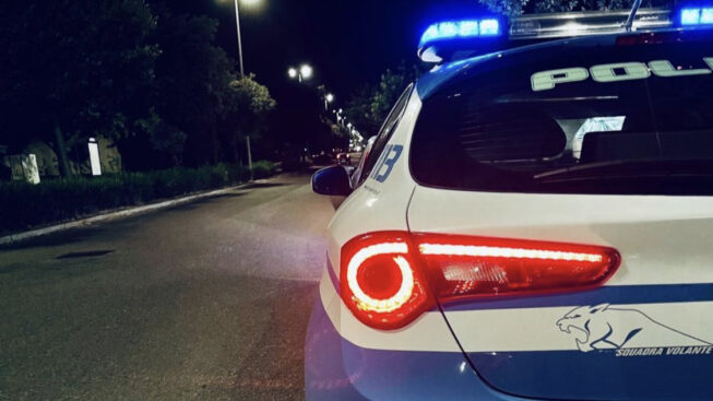 Un'auto della polizia in strada